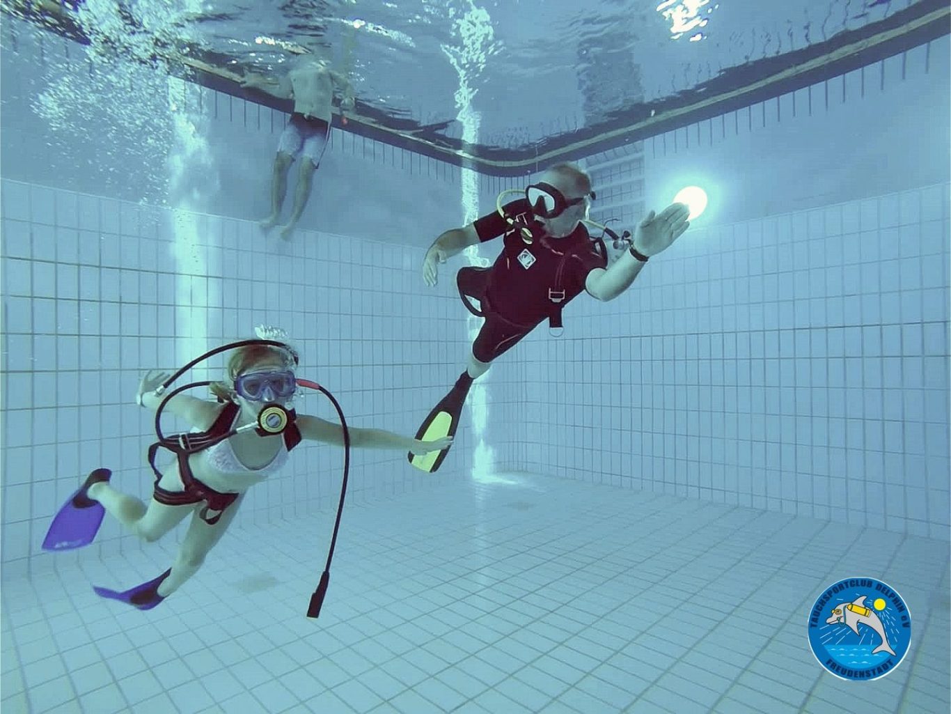 Tauchtraining und Ausbildung der Jugend im Schwimmbad